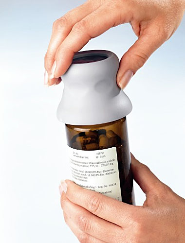 Arzneimittelöffner mit Lupe